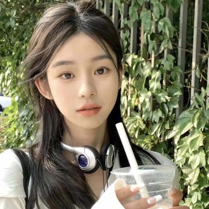 一线女星被曝新恋情浮出水面，一个月颁奖典礼后台画面流出